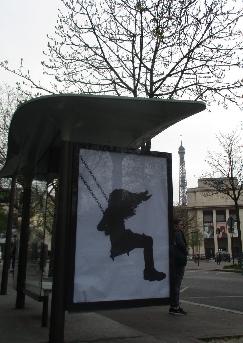 Paris participe à un détournement international de publicités (Paris, France)